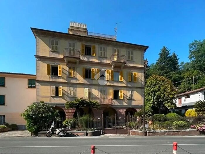 Casa con 15 locali in vendita in Via Gallinaria, Moconesi