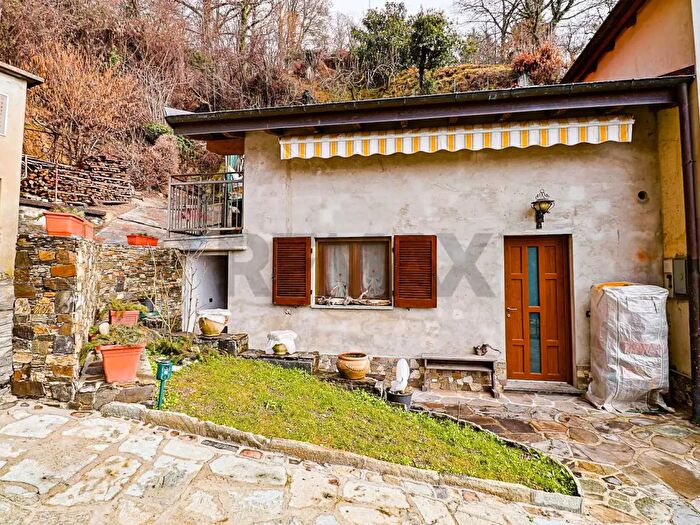 Appartamento bilocale in vendita in Via Vecchia Fontana, Maccagno con Pino e Veddasca