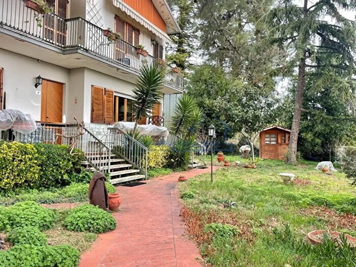 Casa con 9 locali in vendita in Via Castellaccio, Rimini