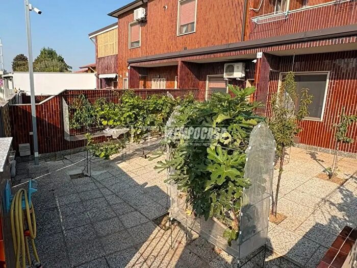 Appartamento trilocale in vendita in Via Giuseppe Giusti, Vernate
