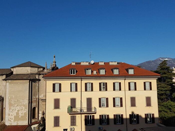 Appartamento trilocale in affitto in Viale Varese, Centro Storico, Como