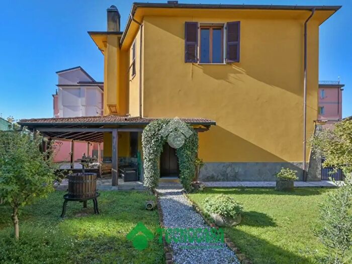 Casa con 6 locali in vendita in Via Francesco Petrarca, Bolano