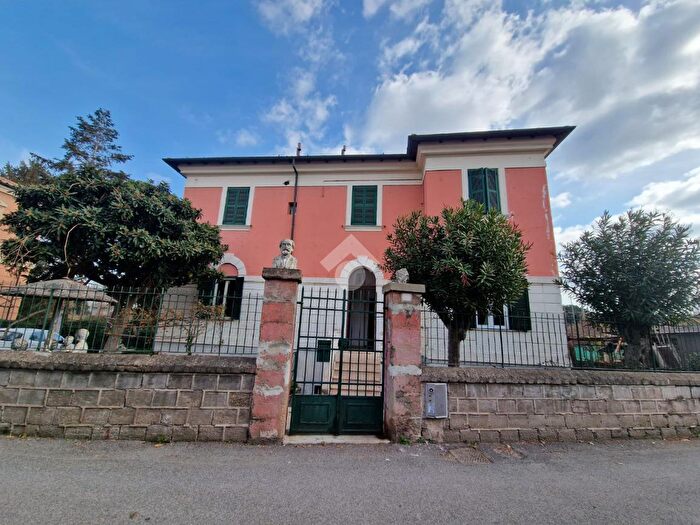 Appartamento trilocale in vendita in Via dellAcqua Felice, Roma