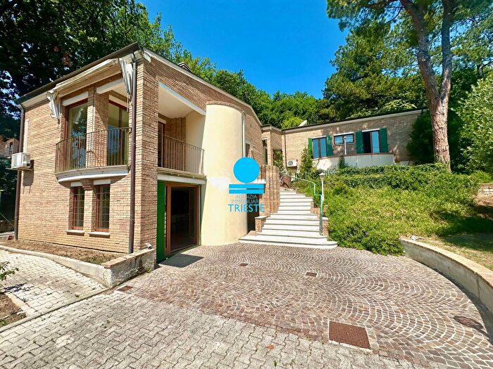 Casa con 9 locali in vendita in Via Monte Ardizio, Pesaro