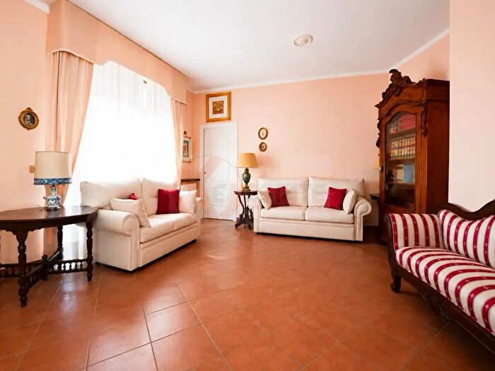 Appartamento con 8 locali in vendita in Via Tempio, Sassari