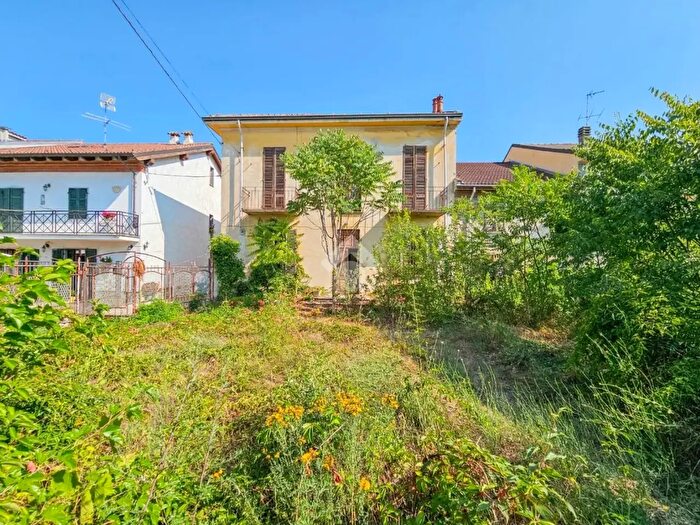Casa con 8 locali in vendita in Via Levata, Alessandria