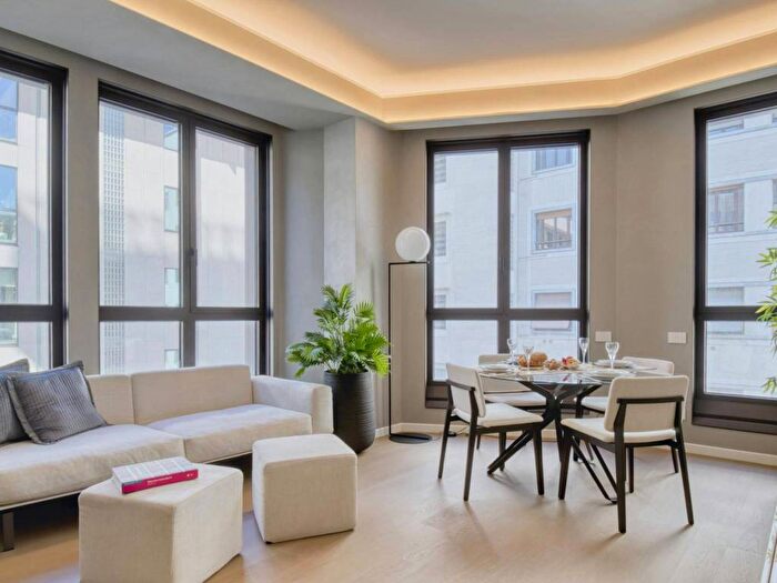 Appartamento trilocale in affitto in Largo Corsia dei Servi, Duomo, Milano