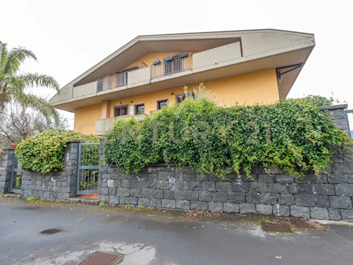 Casa con 9 locali in vendita in Via a di Sangiuliano, SantAgata Li Battiati