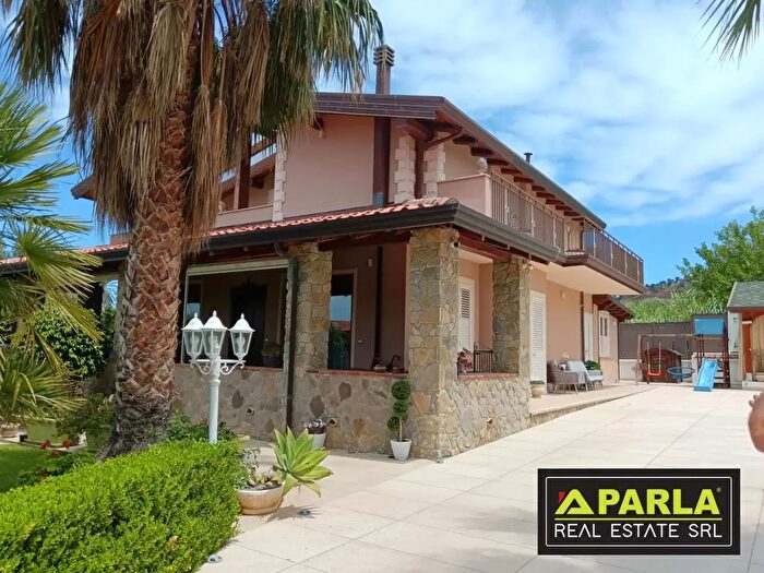 Casa con 8 locali in vendita in Capo dOrlando, Capo DOrlando