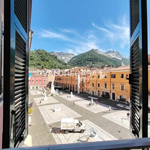 Appartamento bilocale in vendita in Piazza Alberica, Carrara