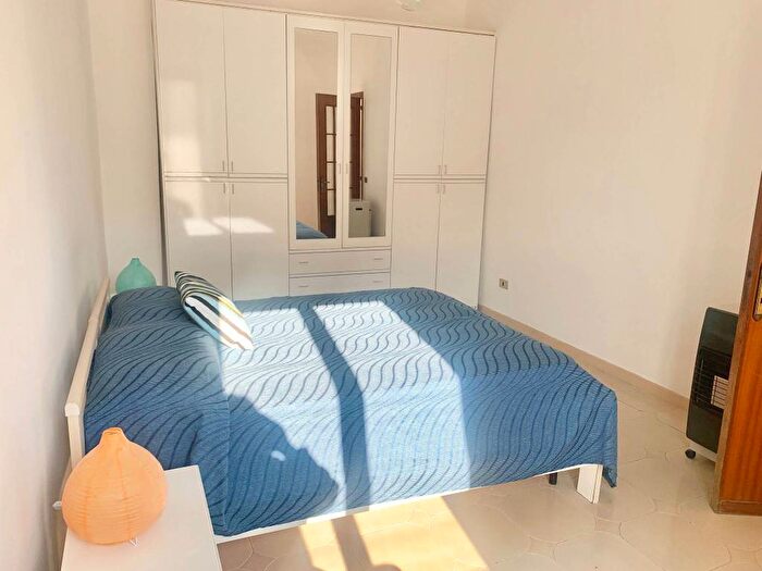 Appartamento bilocale in affitto in Via Monte di Dio, Chiaia, Napoli
