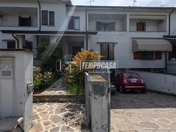 Casa quadrilocale in vendita in Via Ruggero da Vezzano, Reggio Emilia