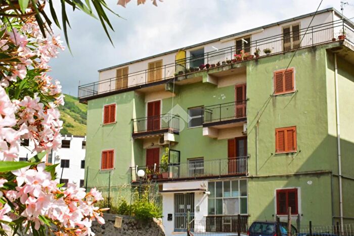 Appartamento trilocale in vendita in Via dei Narcisi, Paola