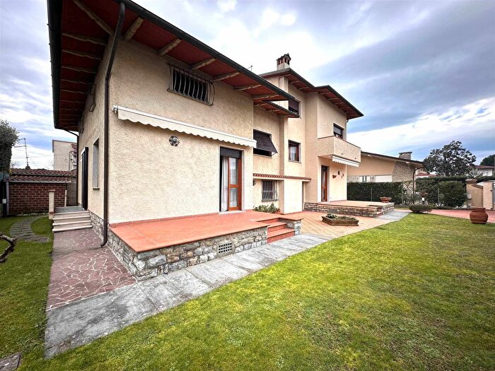 Casa con 16 locali in vendita in Pietrasanta