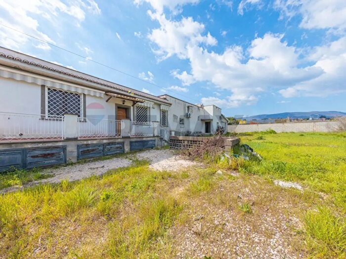 Casa con 8 locali in vendita in Velletri
