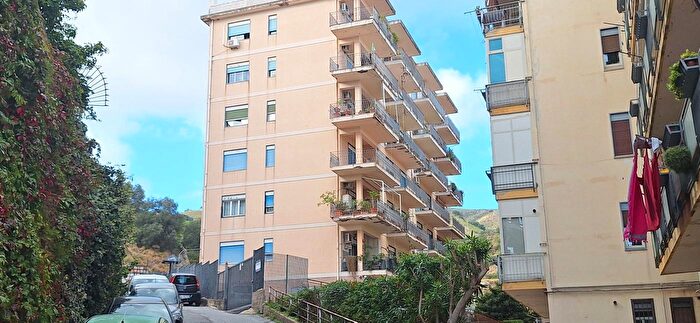 Appartamento quadrilocale in vendita in Via dei Fiori, Messina