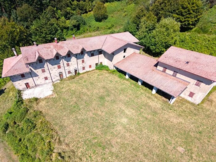 Casa con 20 locali in vendita in Via dell'Appennino, Vernio