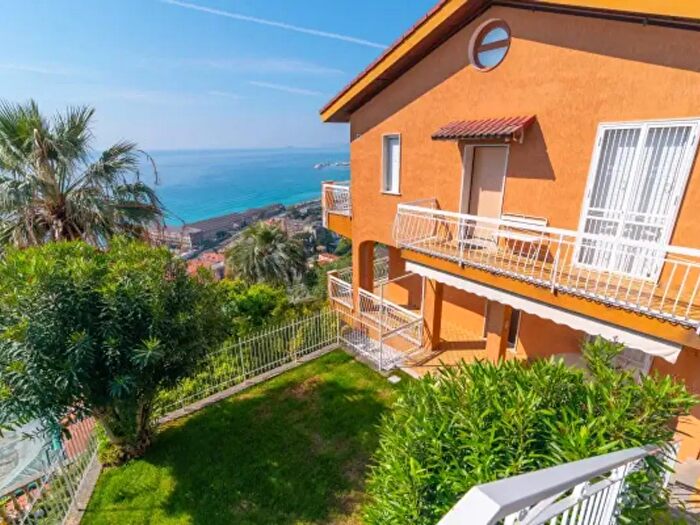 Appartamento trilocale in vendita in Via Piave, Pietra Ligure
