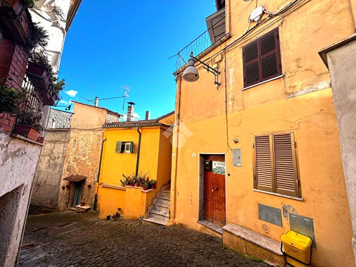 Appartamento trilocale in vendita in Via Santa Maria, Subiaco