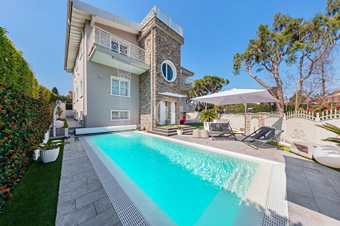 Casa con 20 locali in vendita in Desenzano Del Garda