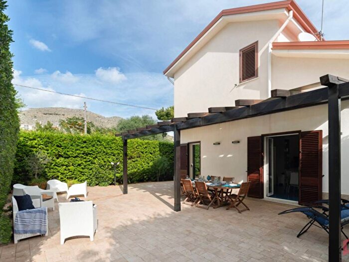 Casa quadrilocale in affitto in Mondello Valdesi, Palermo