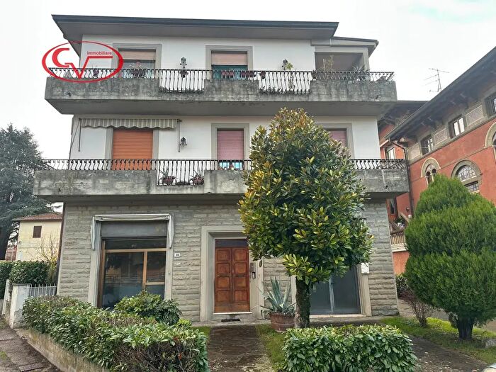 Casa con 14 locali in vendita in Via Ammiraglio Ernesto Burzagli, Montevarchi