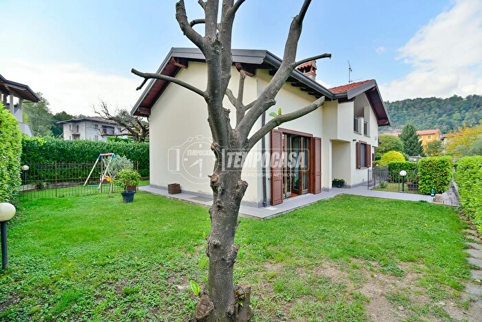 Casa quadrilocale in vendita in Via Canneti B, Montorfano