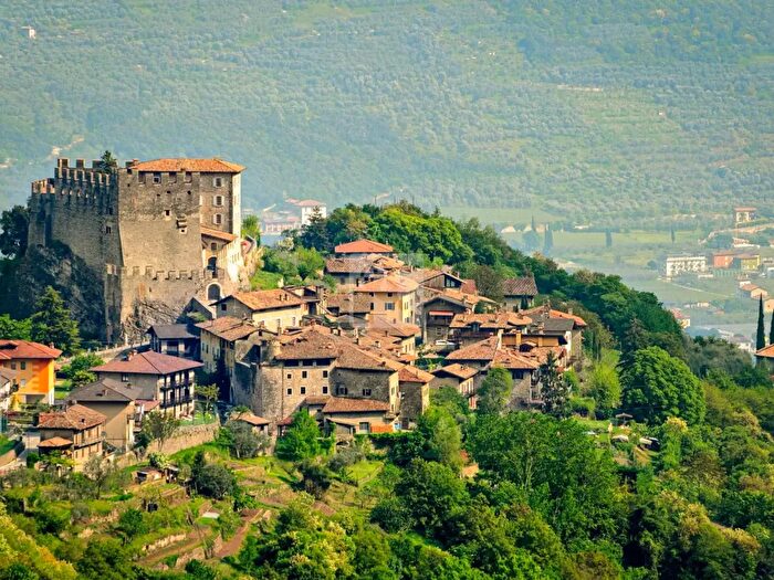 Appartamento trilocale in vendita in Via dei Laghi, Tenno
