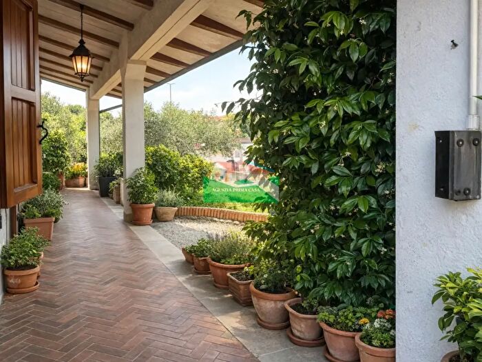 Casa con 9 locali in vendita in Via Ortona, Ravenna