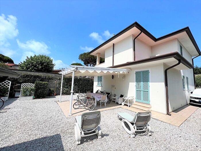 Casa con 7 locali in vendita in Pietrasanta