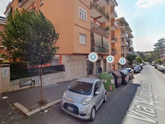Appartamento trilocale in vendita in Via Luigi Ronzoni, Roma