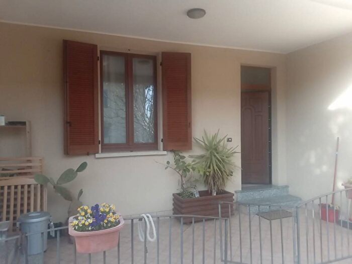 Appartamento trilocale in affitto in Via Campo dei Fiori, Centro, Angera