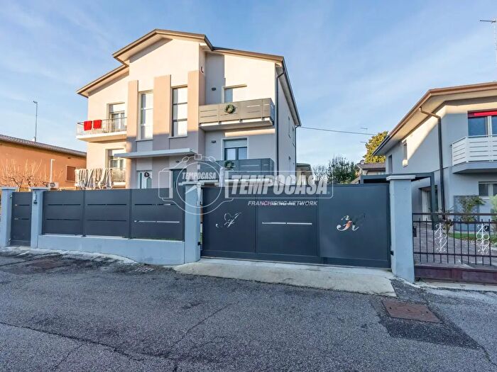 Appartamento con 5 locali in vendita in Vicolo Paludetti a, Treviso