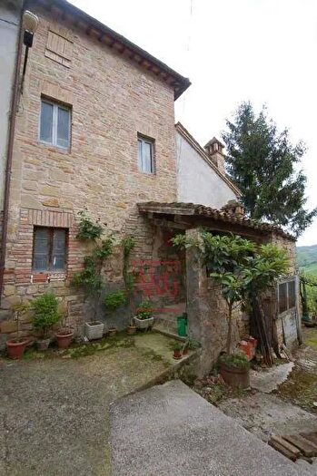 Casa con 7 locali in vendita in Villa Salvi, Amandola