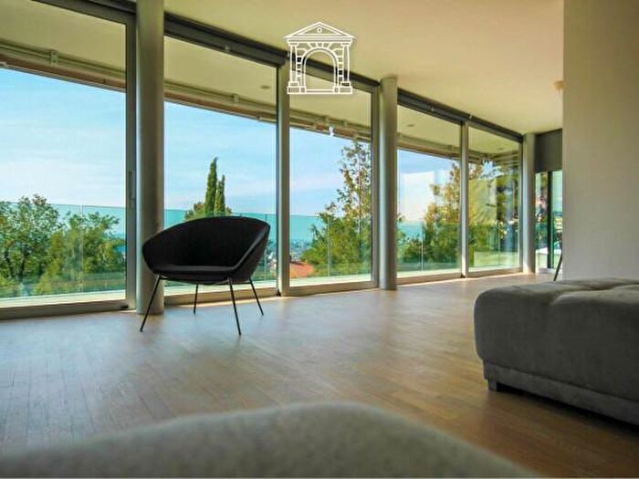 Appartamento trilocale in vendita in Via Artemidoro, Trieste