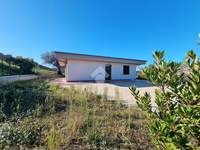 Casa trilocale in vendita in Contrada Feudi, Cellino Attanasio