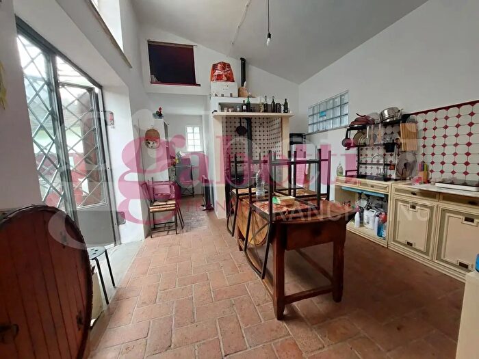 Casa con 10 locali in vendita in Via Parrana San Martino, Collesalvetti