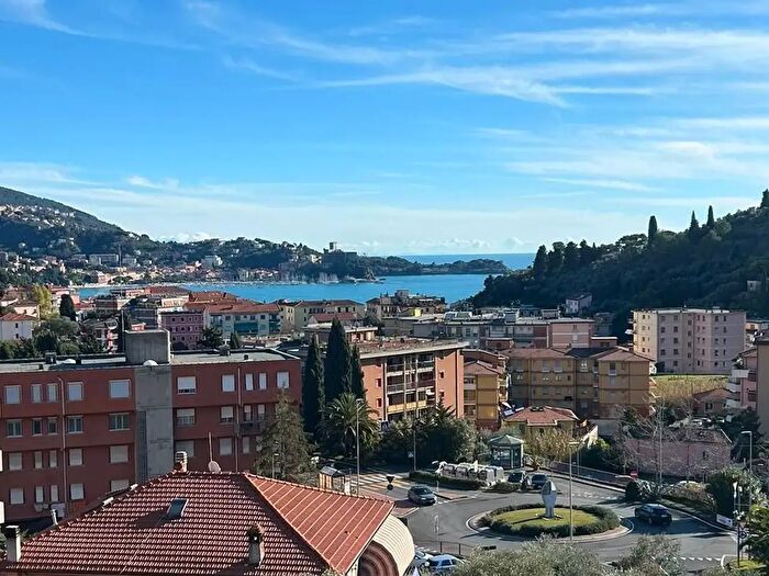 Appartamento quadrilocale in vendita in Via Gozzano, Lerici