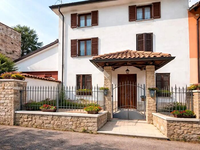 Casa con 7 locali in vendita in Spalto Castelfidardo, Castellazzo Bormida