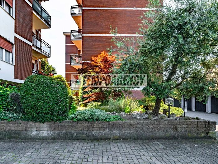 Appartamento trilocale in vendita in Via Monviso, Garbagnate Milanese