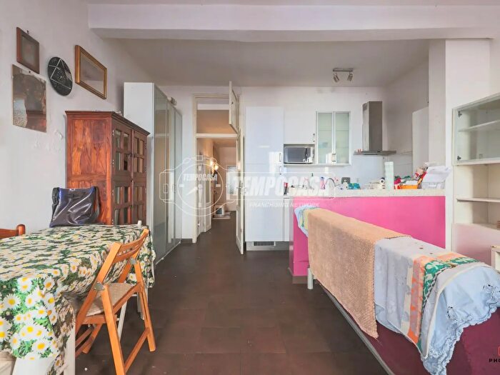 Appartamento trilocale in vendita in Via Mentana, Livorno