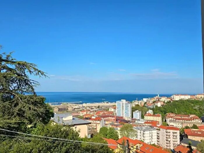 Appartamento trilocale in affitto in Via Giulio CamberBarni, Trieste