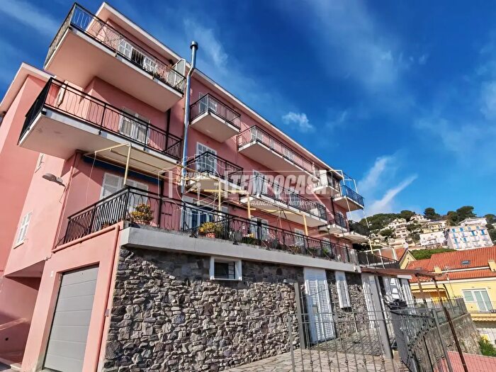 Appartamento trilocale in vendita in Via del Poggio, Andora