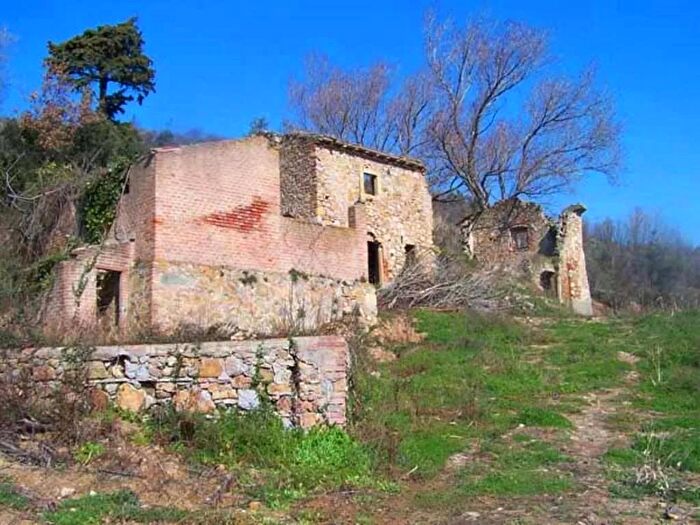 Casa con 8 locali in vendita in Collesalvetti