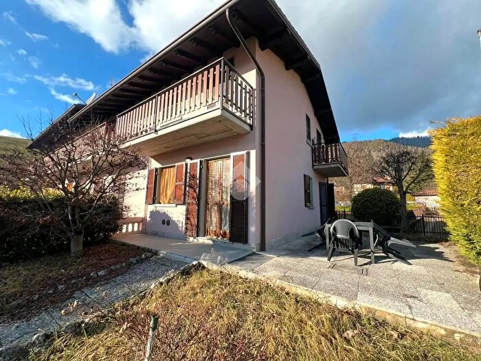 Appartamento trilocale in vendita in Via Adamello, Rovetta