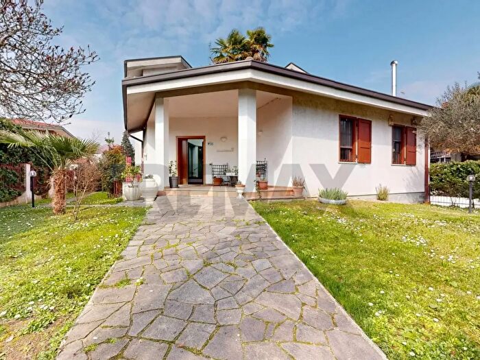 Casa con 5 locali in vendita in Via Gaetano Donizzetti, Trezzano Sul Naviglio