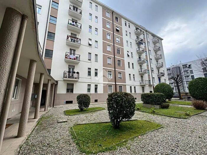 Appartamento quadrilocale in vendita in Via Maria Gaetana Agnesi, Monza