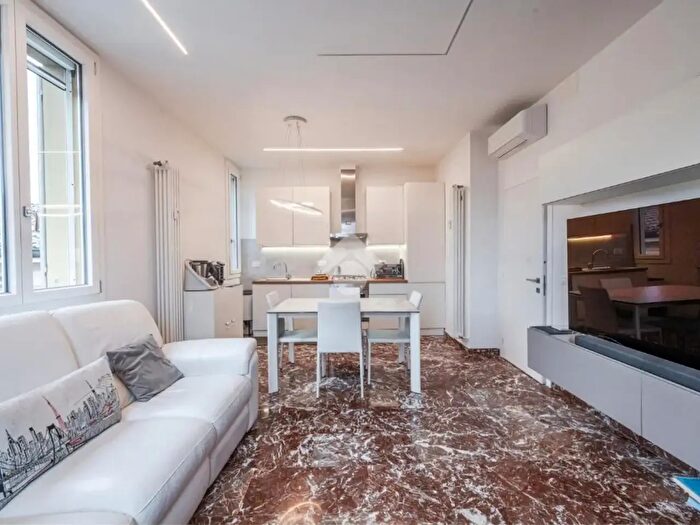 Appartamento trilocale in vendita in Viale Martiri della Libertà, Modena