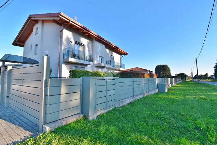 Appartamento trilocale in vendita in Via G Mazzini, Appiano Gentile