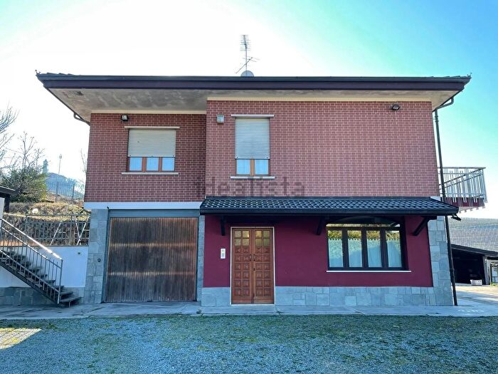 Casa con 8 locali in vendita in Costigliole DAsti